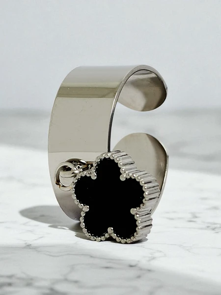 Bransoletka obręcz Dolce Vita z ozdobnymi charmsami