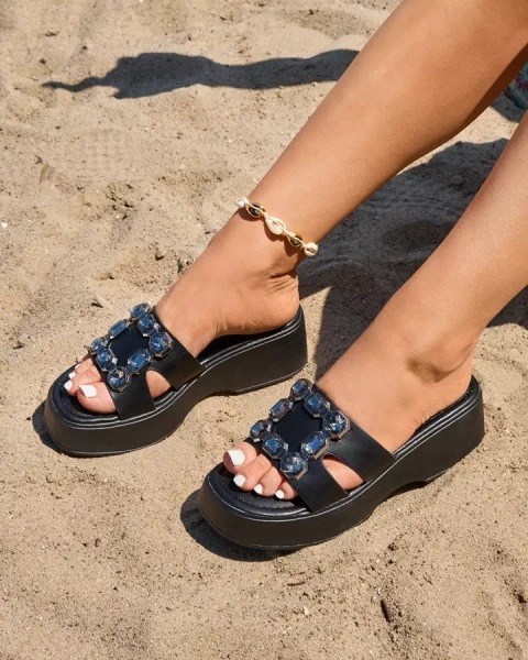 Royalfashion Czarne damskie zdobione klapki na masywnej podeszwie Norixi