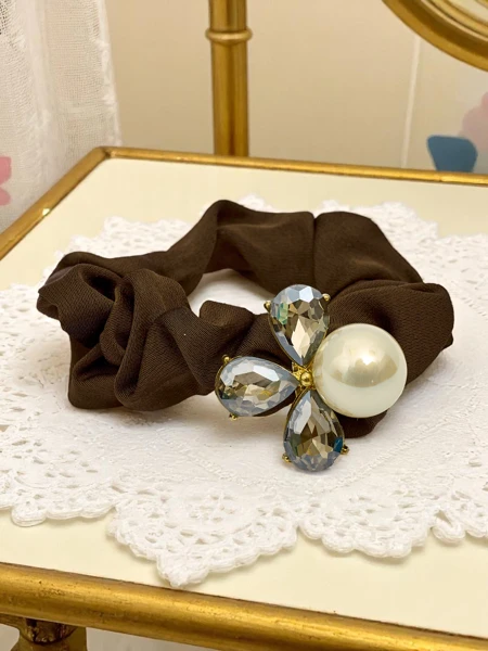 Royalfashion Gumka do włosów z ozdobną perełką Pearl Satin