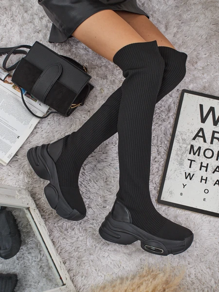 Długie damskie wsuwane kozaki na grubszej podeszwie Ravmora