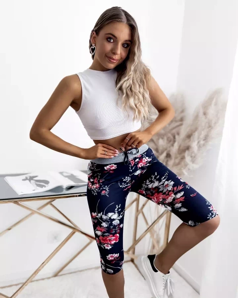 Royalfashion Granatowe spodenki damskie 3/4 w czerwone kwiaty