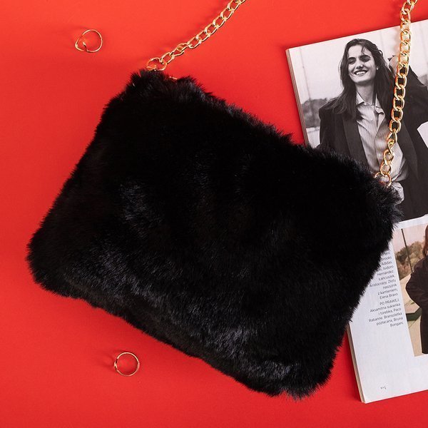 Royalfashion Czarna futrzana torebka na złotym łańcuszku