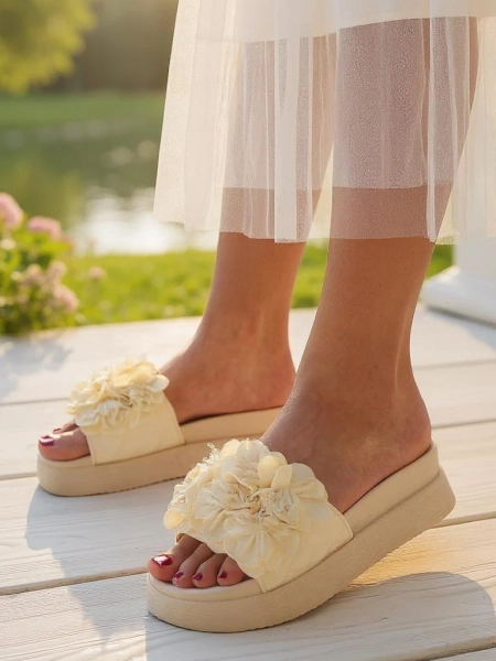 Royalfashion Klapki damskie z kwiatuszkami Frezja