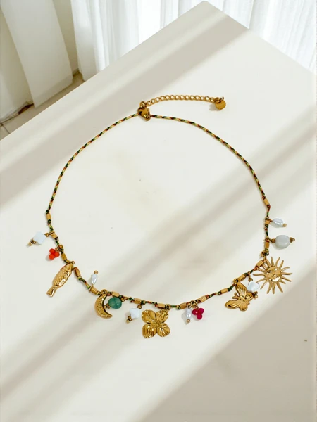 Naszyjnik Atena Charm Collana – złote amulety z motywami starożytności