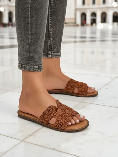 Rpyalfashion Шльопанці жіночі з декоративним ремінцем Braida