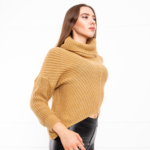 Royalfashion Jasnobrązowy damski krótki sweter z golfem