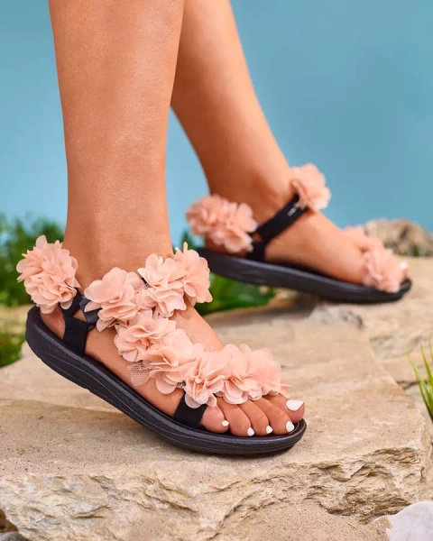 Royalfashion Pudrowe sandały damskie z kwiatuszkami Alferroy