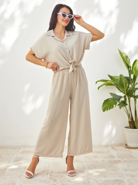 Royalfashion Damski komplet z wiązaną koszulą z krótkim rękawem i poszerzanymi spodniami z cyrkoniami