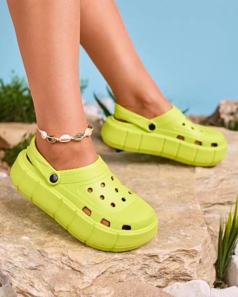 Royalfashion Neonowe zielone klapki damskie z ażurowym wykończeniem Mightty