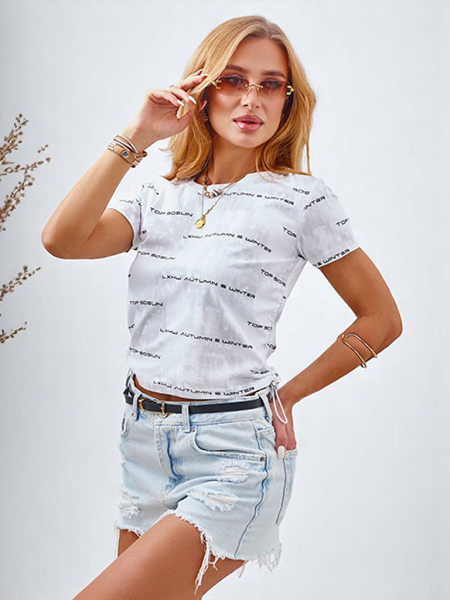 Royalfashion Bawełniany damski t-shirt ze ściągaczami po bokach, napisami i brokatem