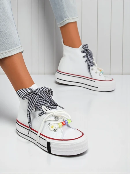 Damskie trampki Callista Bianca – biały modny flat z ozdobnymi koralikami