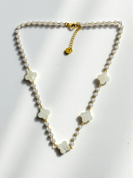 Naszyjnik Calisto Perla – złote detale i perły syntetyczne w stylu klasycznym