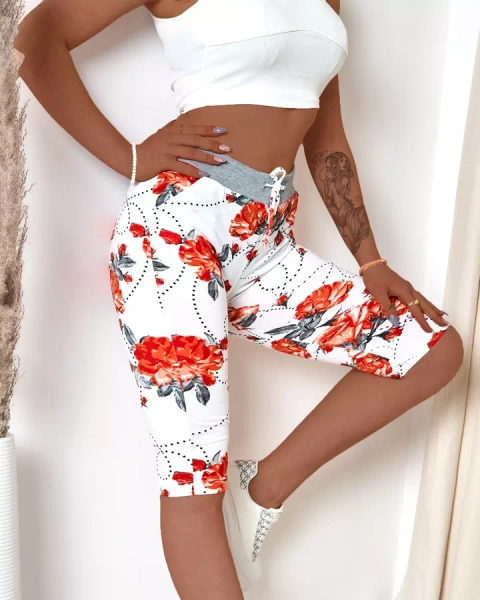 Royalfashion Kwiatowe spodenki damskie 3/4 w kolorze biało- czerwonym
