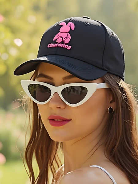 Royalfashion Czapka z daszkiem z naszywką Rabbit Wink