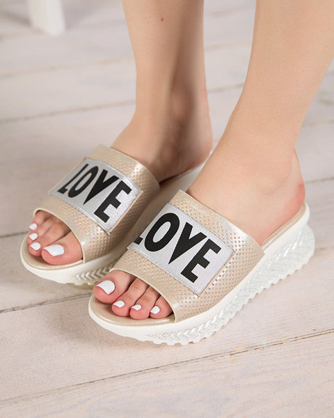 Beżowe błyszczące klapki damskie z napisem Sosha- Obuwie