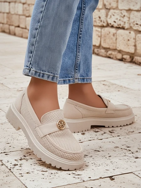 Loafers damskie Callista beżowe z eko-zamszu na płaskiej podeszwie 4 cm