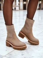 світло-коричневий