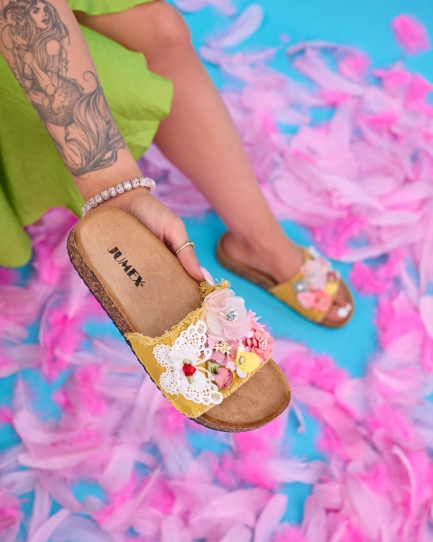 Royalfashion Damskie klapki z tkaninowymi kwiatami w kolorze żółtym Ososi