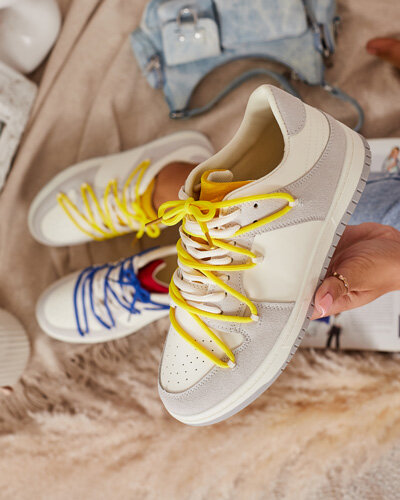 Royalfashion Biało - szare sportowe sneakersy damskie z żółtymi sznurówkami Olierinc