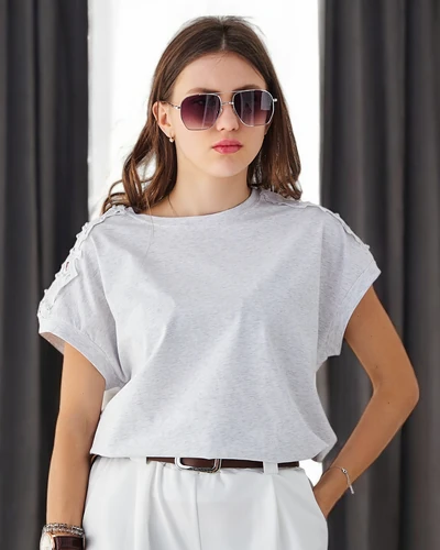 Royalfashion Bawełniany damski t-shirt z koronkowymi rękawami