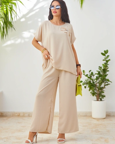 Royalfashion Жіночий комплект з короткими рукавами, декоративною квіткою та широкими штанами