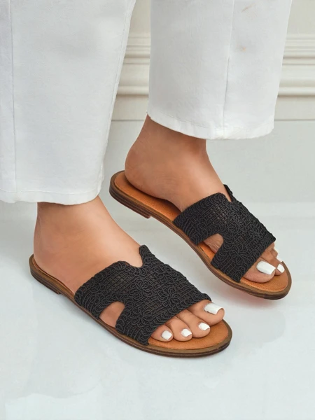 Rpyalfashion Klapki damskie z ozdobnym paseczkiem Braida