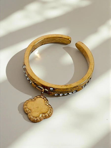 Bransoletka obręcz Dolce Vita z ozdobnymi charmsami