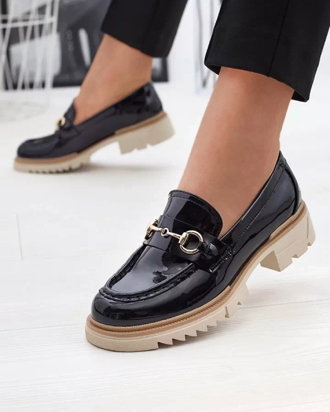 Royalfashion Czarne lakierowane damskie mokasyny z łańcuszkiem Soterra