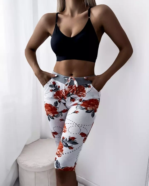 Royalfashion Białe spodenki damskie 3/4 w czerwone kwiaty