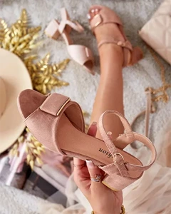 коричневий