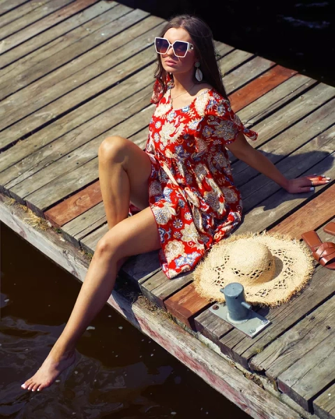 Royalfashion Czerwona damska sukienka z kolorowym kwiecistym wzorem