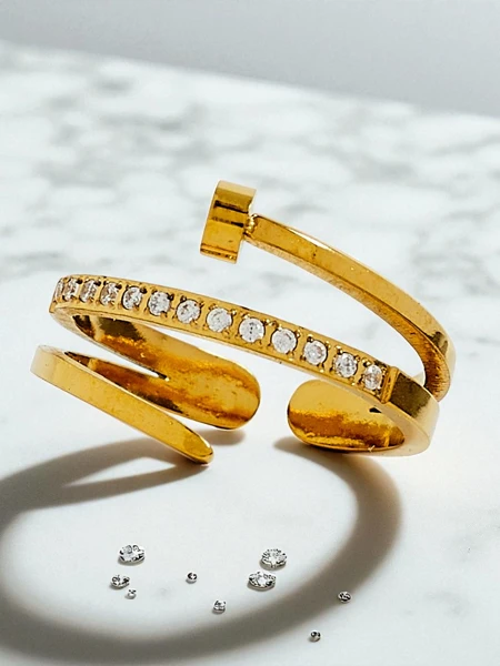 Pierścionek z cyrkoniami