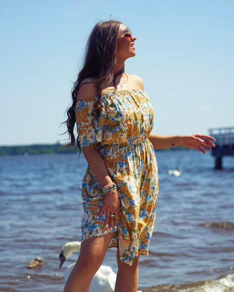 Royalfashion Kwiecista damska sukienka mini a'la hiszpanka w kolorze beżowym