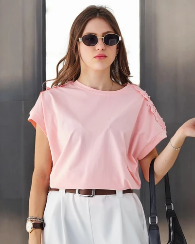 Royalfashion Bawełniany damski t-shirt z koronkowymi rękawami