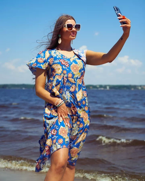 Royalfashion Kobaltowa damska sukienka z kolorowym kwiecistym wzorem