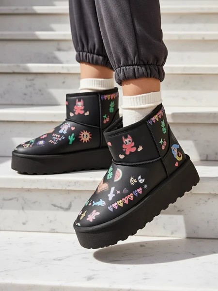 Royalfashion Krótkie buty a'la śniegowce damskie z naklejkami Hanaga