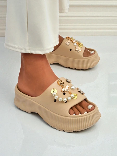 Royalfashion Damskie gumowe klapki z ozdobami Slash Glam