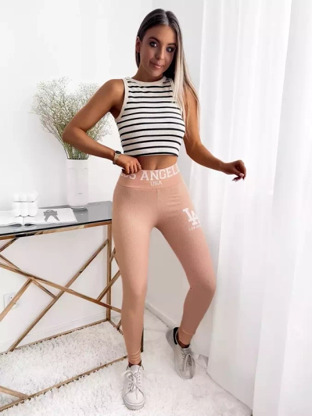 Royalfashion Pudrowe damskie prążkowane legginsy z napisami