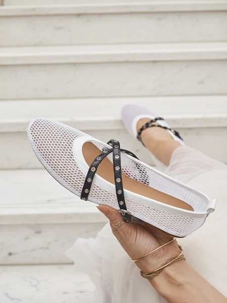 Baleriny Royalfashion Calista Bianca – siateczkowe białe buty damskie z czarnymi paskami
