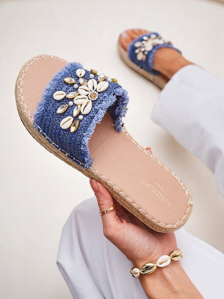 Letnie klapki Royalfashion Calista – jasnoniebieskie z muszelkami na płaskiej podeszwie