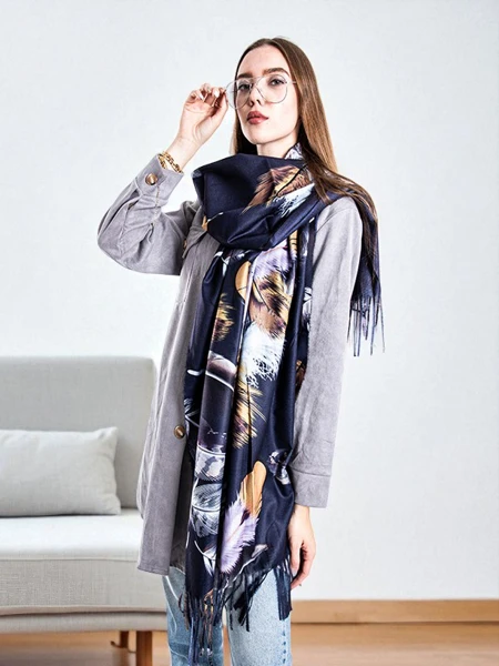 Royalfashion Granatowa chusta damska w piórka