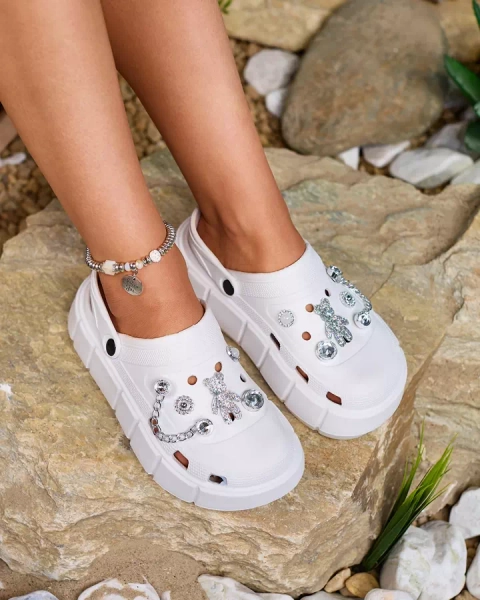 Royalfashion Białe ażurowe damskie klapki z ozdobami z cyrkonii Afuccia