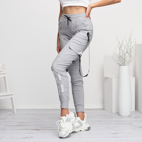 Szare damskie spodnie typu bojówki z napisami - Odzież