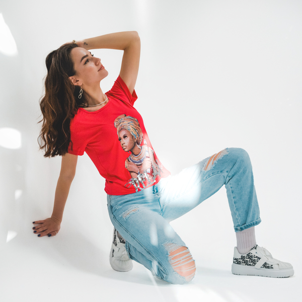 Royalfashion Czerwony damski t-shirt z kolorowym printem i cekinami