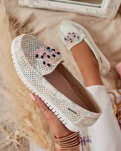 Royalfashion Ażurowe mokasyny damskie z koralikami Namis