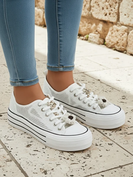 Royalfashion Ażurowe damskie trampki z ozdobami Osdo