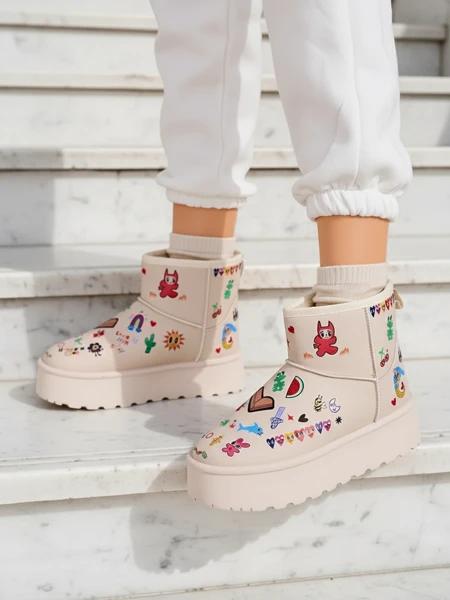 Royalfashion Krótkie buty a'la śniegowce damskie z naklejkami Hanaga