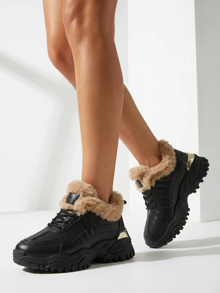 Royalfashion Sportowe czarne buty damskie z futerkiem Flixis