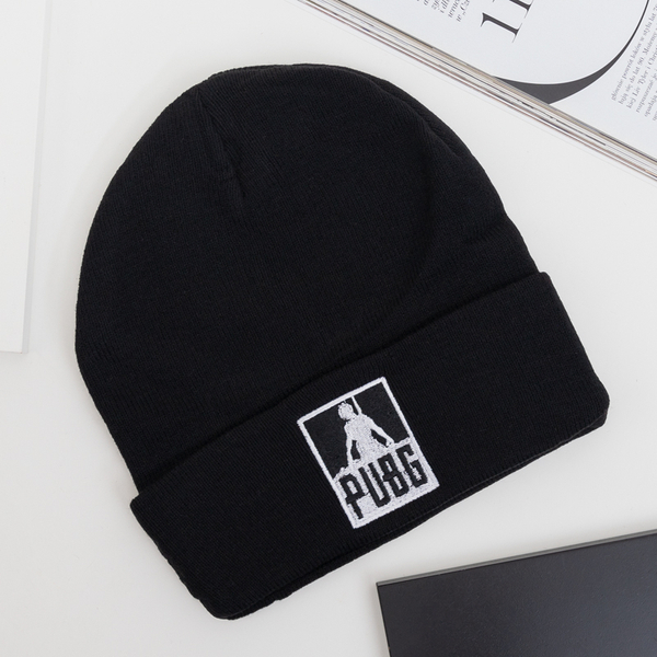 Royalfashion Czarna czapka beanie z naszywką