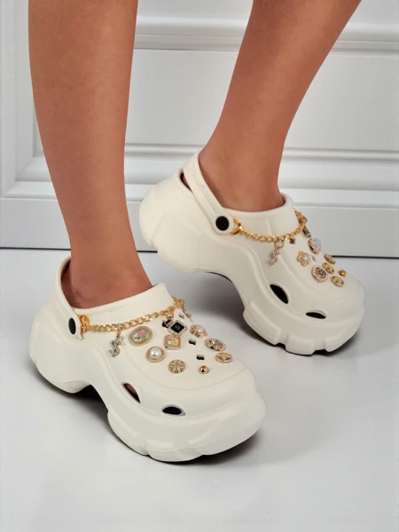 Sandały Caligae Aurelia Bianca z ozdobami chain w stylu glamour